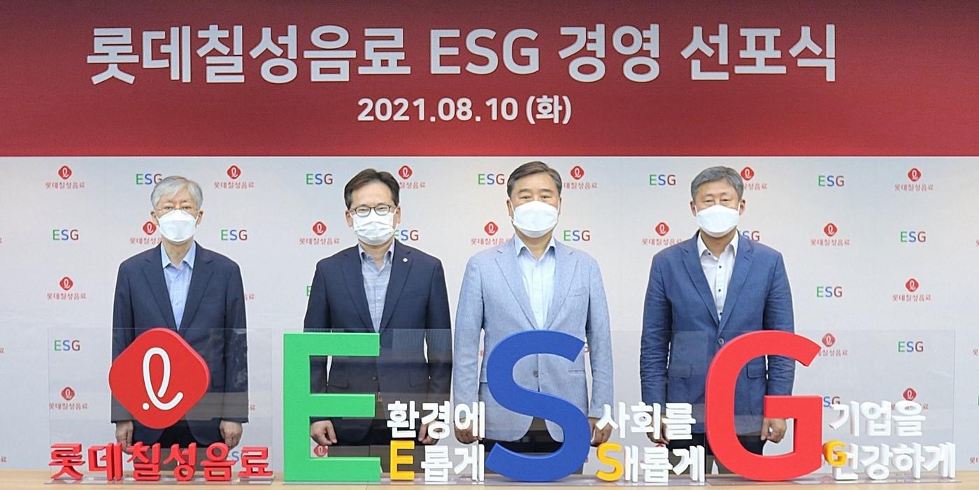 본문 이미지 - 롯데칠성음료 ESG 경영 선포식에서 백원선(왼쪽부터) ESG위원장· 박윤기 롯데칠성음료 대표이사·김관묵 음료노조위원장·문흥배 주류노조위원장이 기념촬영을 하고 있다.(롯데칠성음료 제공)ⓒ 뉴스1