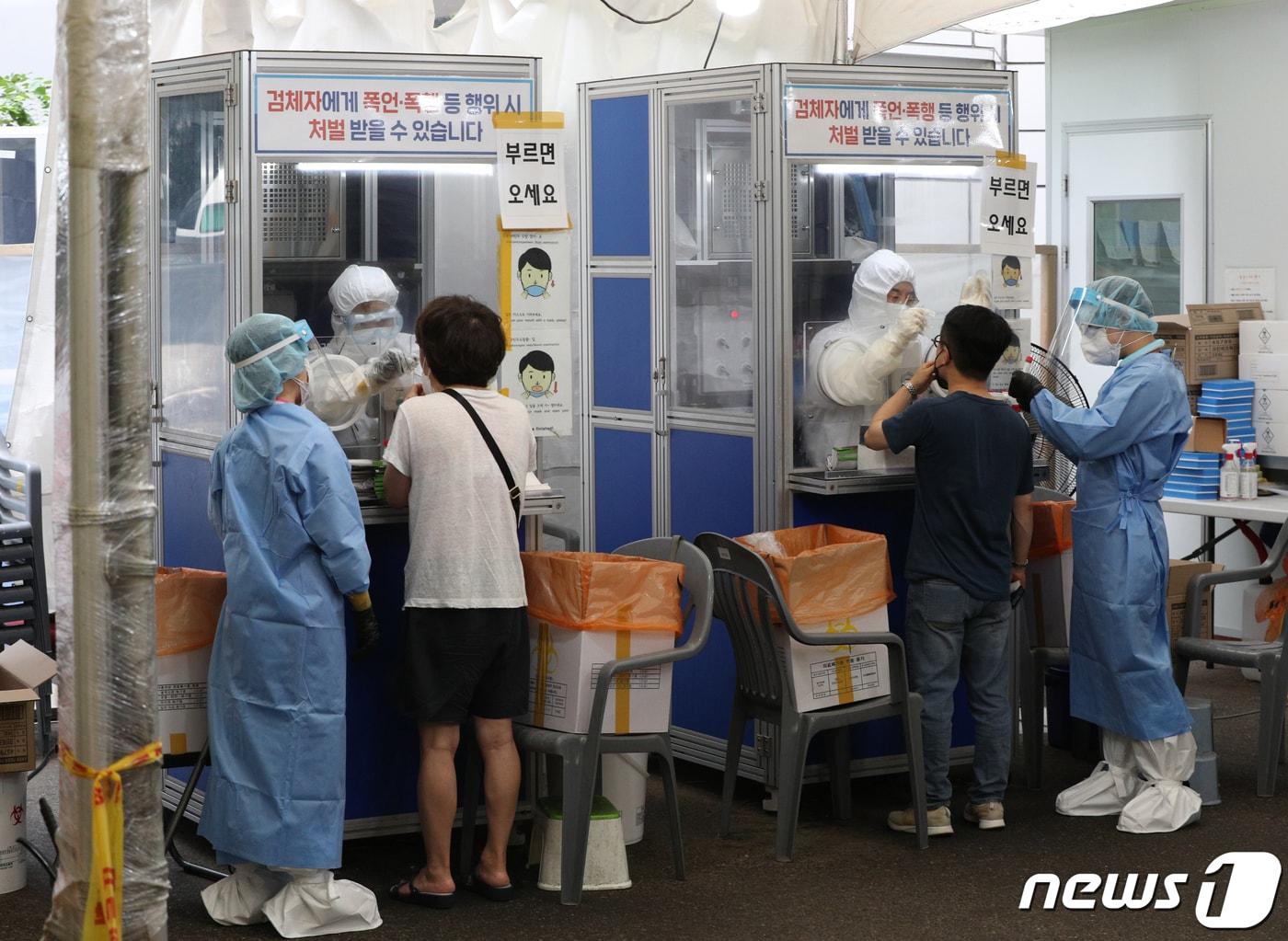 본문 이미지 - 11일 오전 서울 송파구보건소에 마련된 선별진료소에서 시민들이 신종 코로나바이러스 감염증(코로나19) 검체 검사를 받고 있다. 2021.8.11/뉴스1 ⓒ News1 신웅수 기자