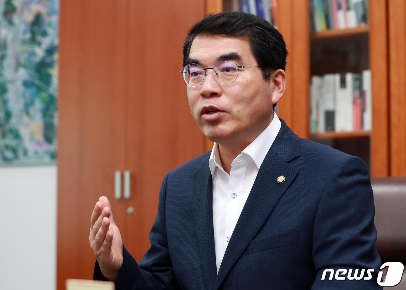 본문 이미지 - 양기대 더불어민주당 의원이 서울 여의도 국회의원회관 사무실에서 뉴스1과 인터뷰하고 있다. 2021.8.11/뉴스1 ⓒ News1 구윤성 기자