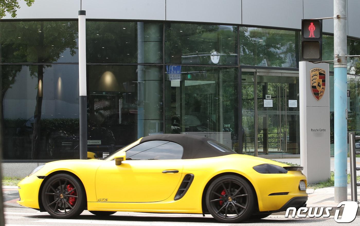  서울 시내의 한 포르쉐 매장 모습. 2021.8.11/뉴스1 ⓒ News1 임세영 기자