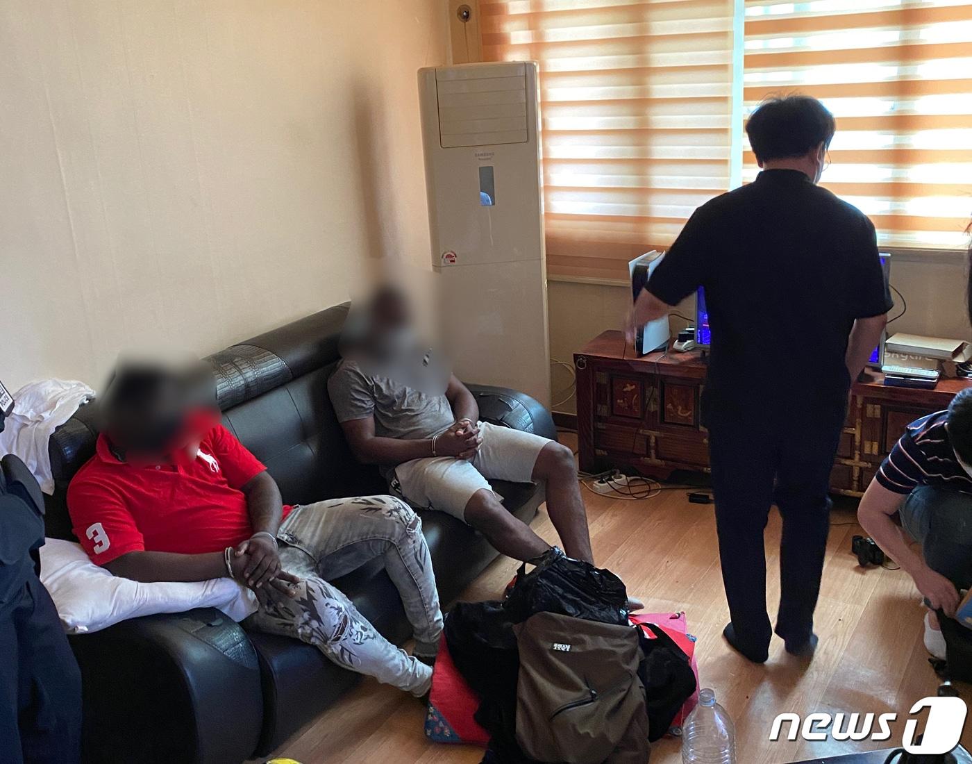 본문 이미지 - 경찰이 로맨스 스캠 조직원들의 본거지를 급습해 조직원 2명을 체포한 뒤 집 안을 수색하고 있다. (경기북부경찰청 제공) ⓒ 뉴스1