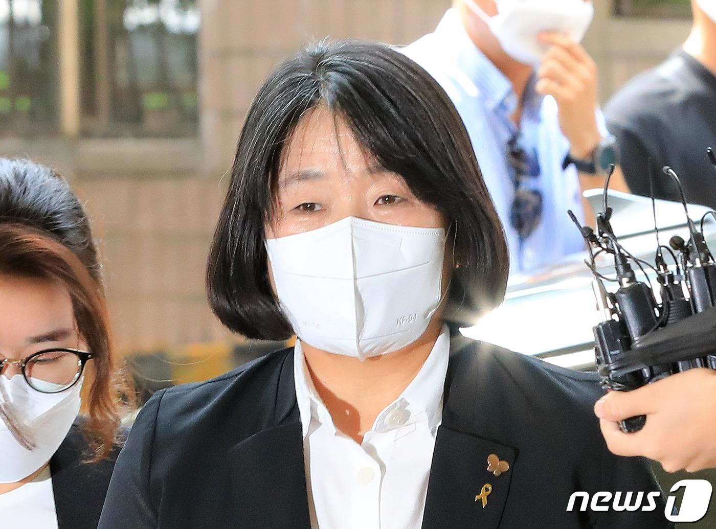본문 이미지 - 정의기억연대(옛 한국정신대문제대책협의회) 후원금 유용 혐의 등으로 기소된 윤미향 무소속 의원이 11일 오후 마포구 서울서부지방법원에서 열린 첫 공판에 출석하고 있다.  2021.8.11/뉴스1 ⓒ News1 구윤성 기자