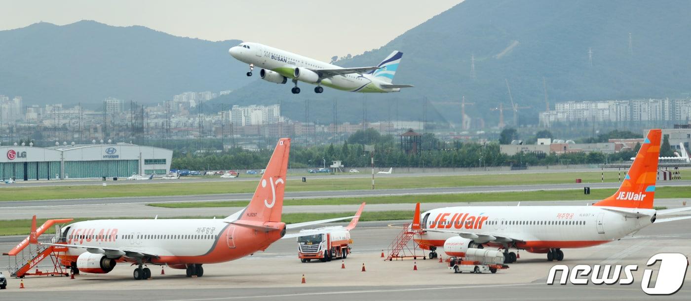 본문 이미지 - 사진은 이날 김포공항 국내선 활주로에 항공기 모습. 2021.8.11 ⓒ 뉴스1 김명섭 기자