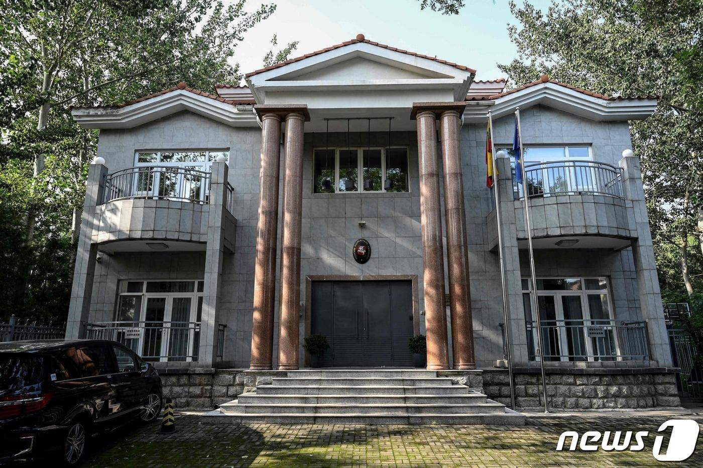 본문 이미지 - 중국 주재 리투아니아 대사관의 2021년 8월 10일 모습. ⓒ AFP=뉴스1