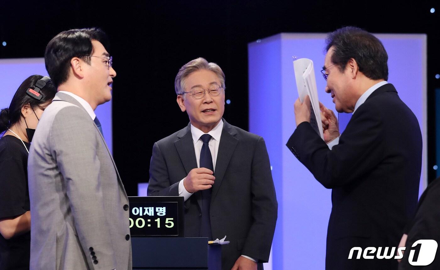 본문 이미지 - 더불어민주당 박용진(왼쪽부터), 이재명, 이낙연 대선 예비후보가 지난 11일 오후 서울 여의도 KBS에서 열린 본경선 3차 TV토론에 앞서 이야기를 나누고 있다. 2021.8.11/뉴스1 ⓒ News1 국회사진취재단