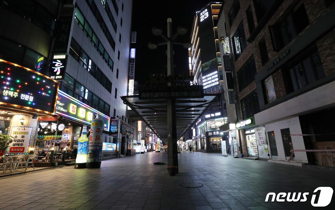 본문 이미지 - 서울 종로구 번화가 일대 거리가 비교적 한산한 모습을 보이고 있다(사진은 기사 내용과 관련이 없음). 2021.8.11 ⓒ 뉴스1 박세연 기자