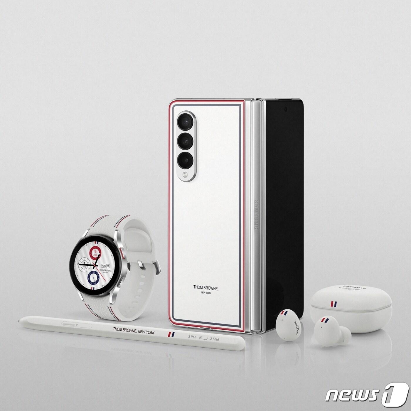 본문 이미지 - 삼성전자가 12일 갤럭시Z폴드3와 갤럭시Z플립3 톰브라운 에디션을 온라인 추첨으로 한정 판매한다. ⓒ 뉴스1