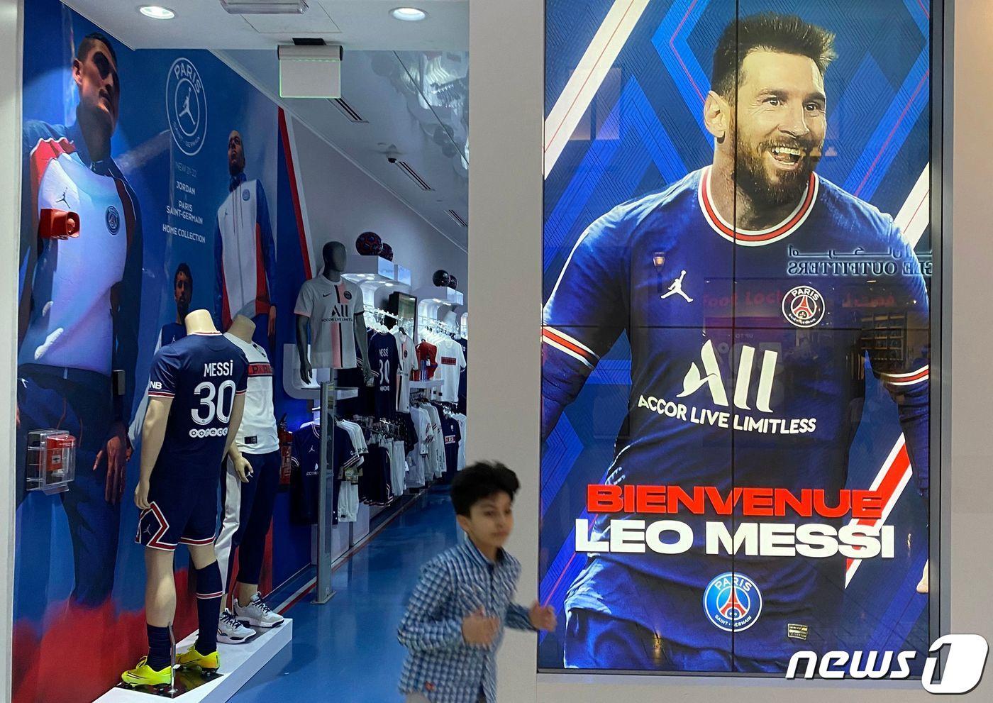 메시의 유니폼이 있는 PSG 매장이 연일 북새통을 이루고 있다. ⓒ AFP=뉴스1