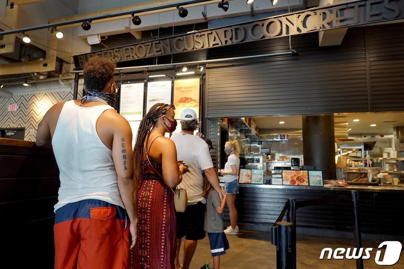 미국 플로리다주 마이애미 비치 쉐이크 쉑에서 주문하는 시민들.  ⓒ AFP=뉴스1 ⓒ News1 구진욱 기자