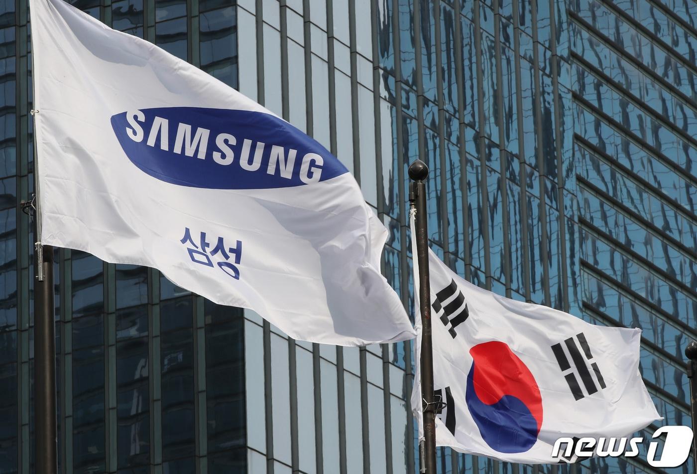 서울 서초동 삼성전자 서초사옥 앞 국기게양대에 내걸린 태극기와 삼성 깃발이 바람에 날리고 있다. /뉴스1 ⓒ News1 박정호 기자