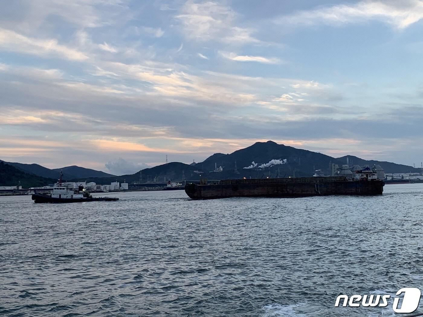 본문 이미지 - 무면허 기관장 운항 예인선 적발.(여수해경 제공)/뉴스1 ⓒ News1