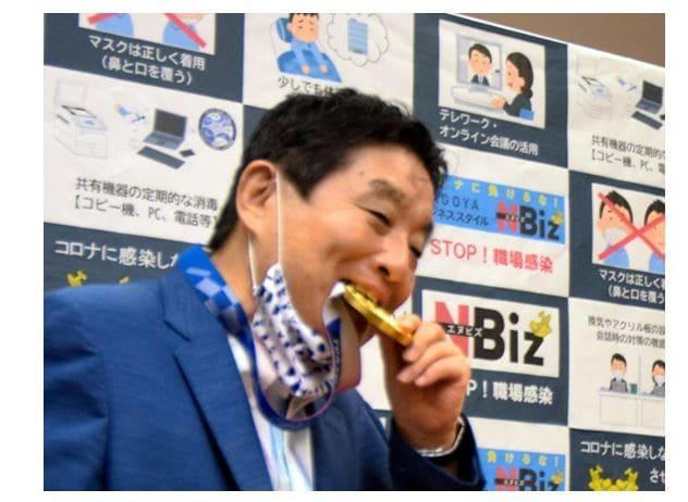 본문 이미지 - 금메달을 이빨로 깨무는 돌발 행동을 한 나고야 시장. (아사히 신문 갈무리) ⓒ 뉴스1