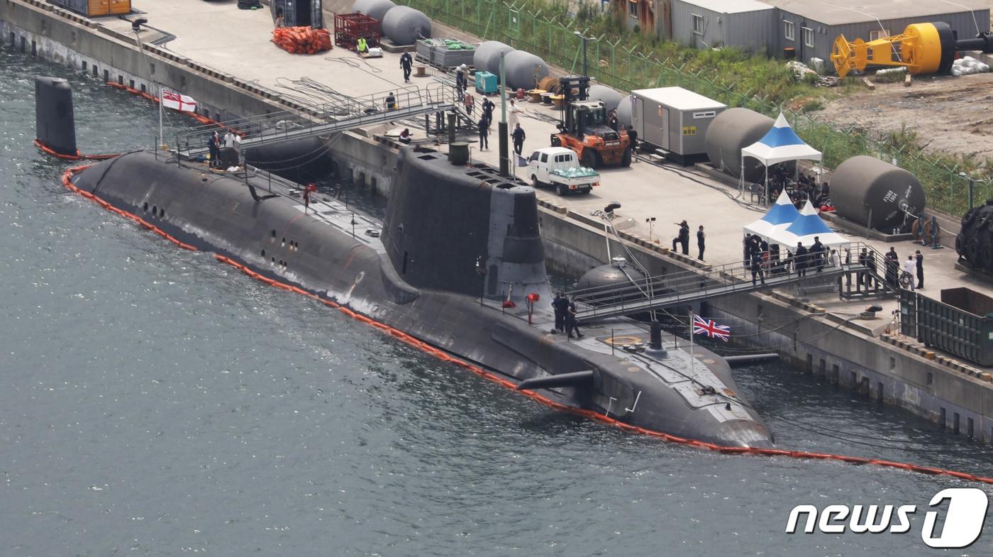 2021년 영국의 &#39;퀸 엘리자베스&#39; 항모전단 소속 아스튜트급 핵추진 잠수함인 &#39;아트풀함&#39;&#40;7400톤급&#41;이 한국 부산 남구 해군작전사령부 부두에 정박한 모습. ⓒ News1 여주연 기자