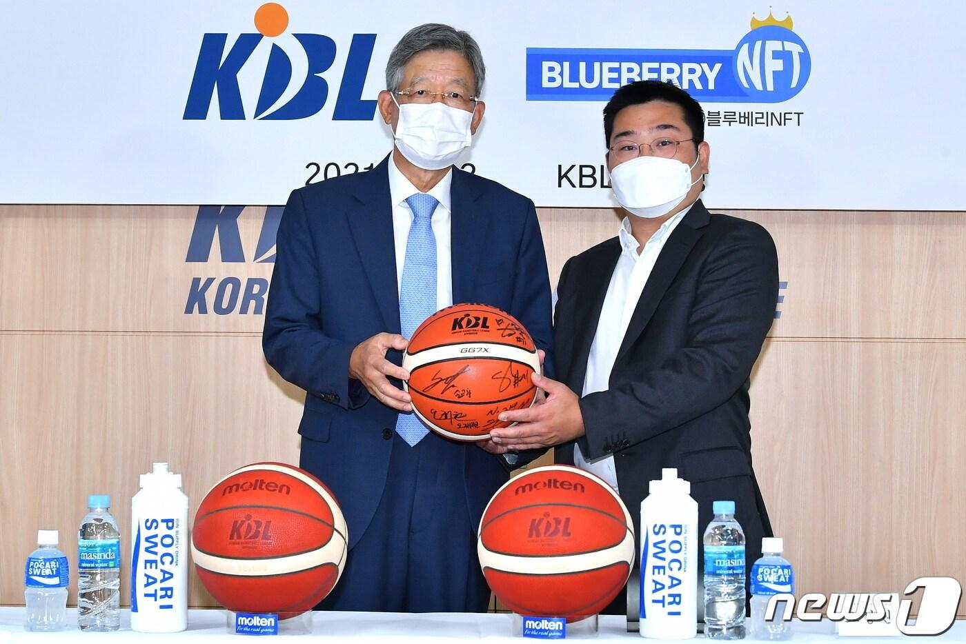 본문 이미지 - KBL과 블루베리 NFT가 12일 업무 협약을 체결했다.(KBL 제공) ⓒ 뉴스1