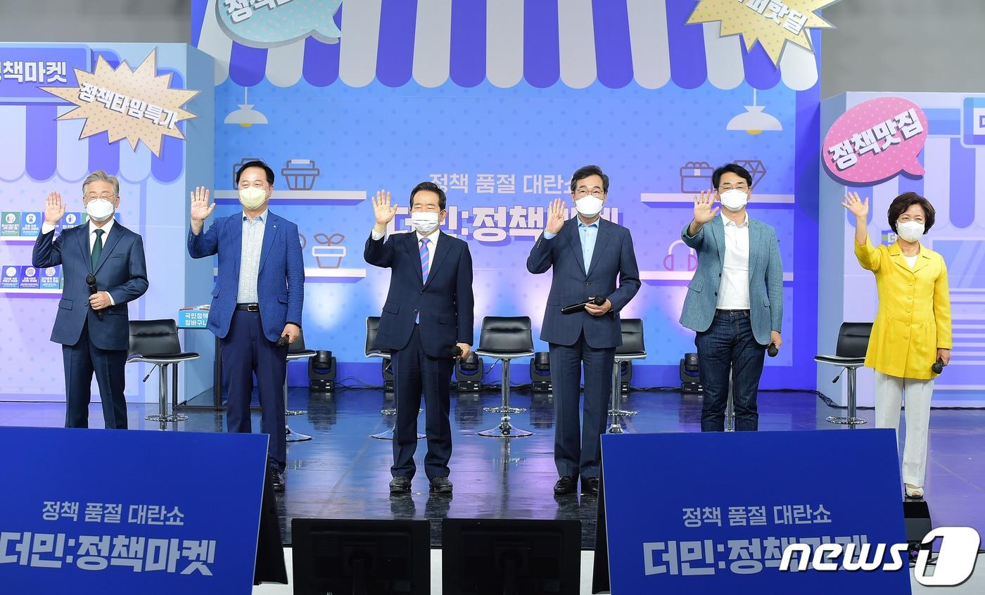 본문 이미지 - 제20대 대통령선거 더불어민주당 경선 후보들이 12일 경기 파주시 한 스튜디오에서 열린 '더민:정책마켓 정책 품절 대란쇼'에 참석해 포즈를 취하고 있다. 왼쪽부터 이재명, 김두관, 정세균, 이낙연, 빅용진, 추미애 후보. '더민:정책마켓 정책 품절 대란쇼'는 국민들로부터 직접 추천받은 24가지 정책 중 후보들이 1개씩 선택해 홈쇼핑 콘셉트로 정책을 판매하는 기획이다. 2021.8.12/뉴스1 ⓒ News1 국회사진취재단