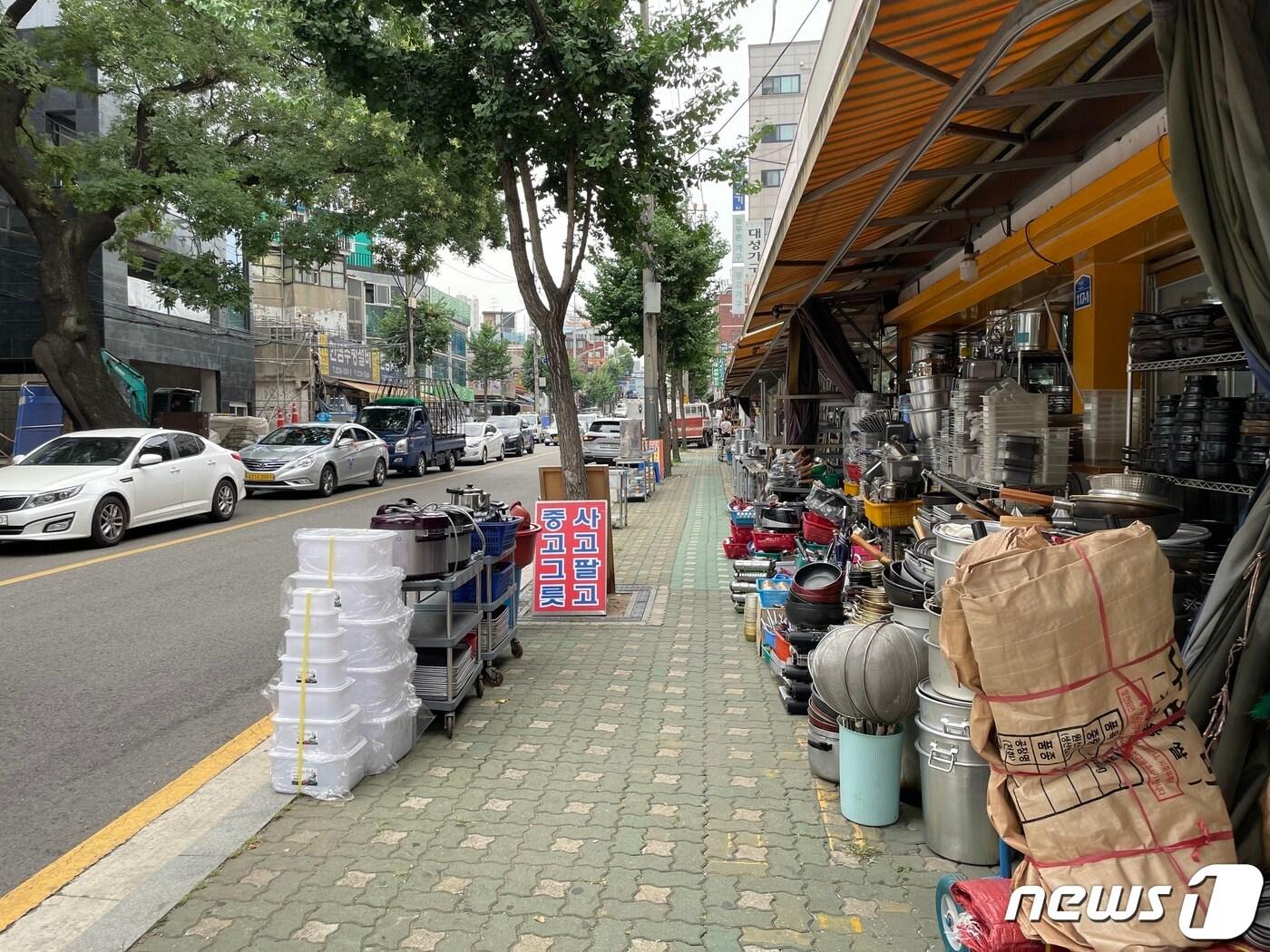 본문 이미지 - 12일 오전 서울 중구 황학동 주방거리가 한산한 가운데 중고자재들이 가게 밖 인도에 쌓여있다. ⓒ 뉴스1 박재하 기자