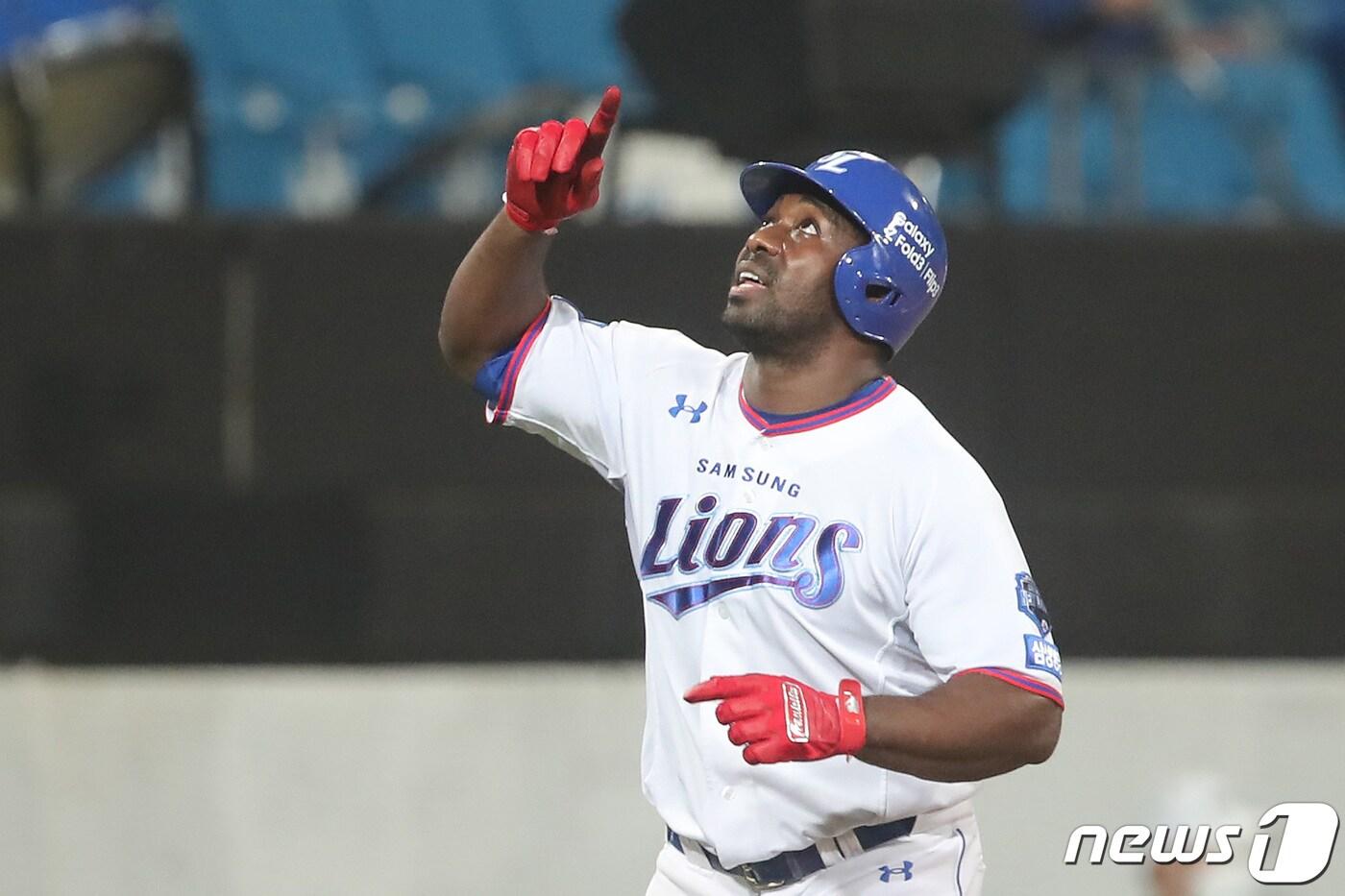 12일 오후 대구 삼성라이온즈파크에서 열린 '2021 프로야구 신한은행 SOL KBO리그' 삼성 라이온즈와 두산 베어스의 경기, 5회말 무사 상황 3번타자 피렐라가 두산 현도훈을 상대로 좌측 담장 넘어가는 1점홈런을 때린 뒤 기뻐하고 있다. 2021.8.12/뉴스1 ⓒ News1 공정식 기자