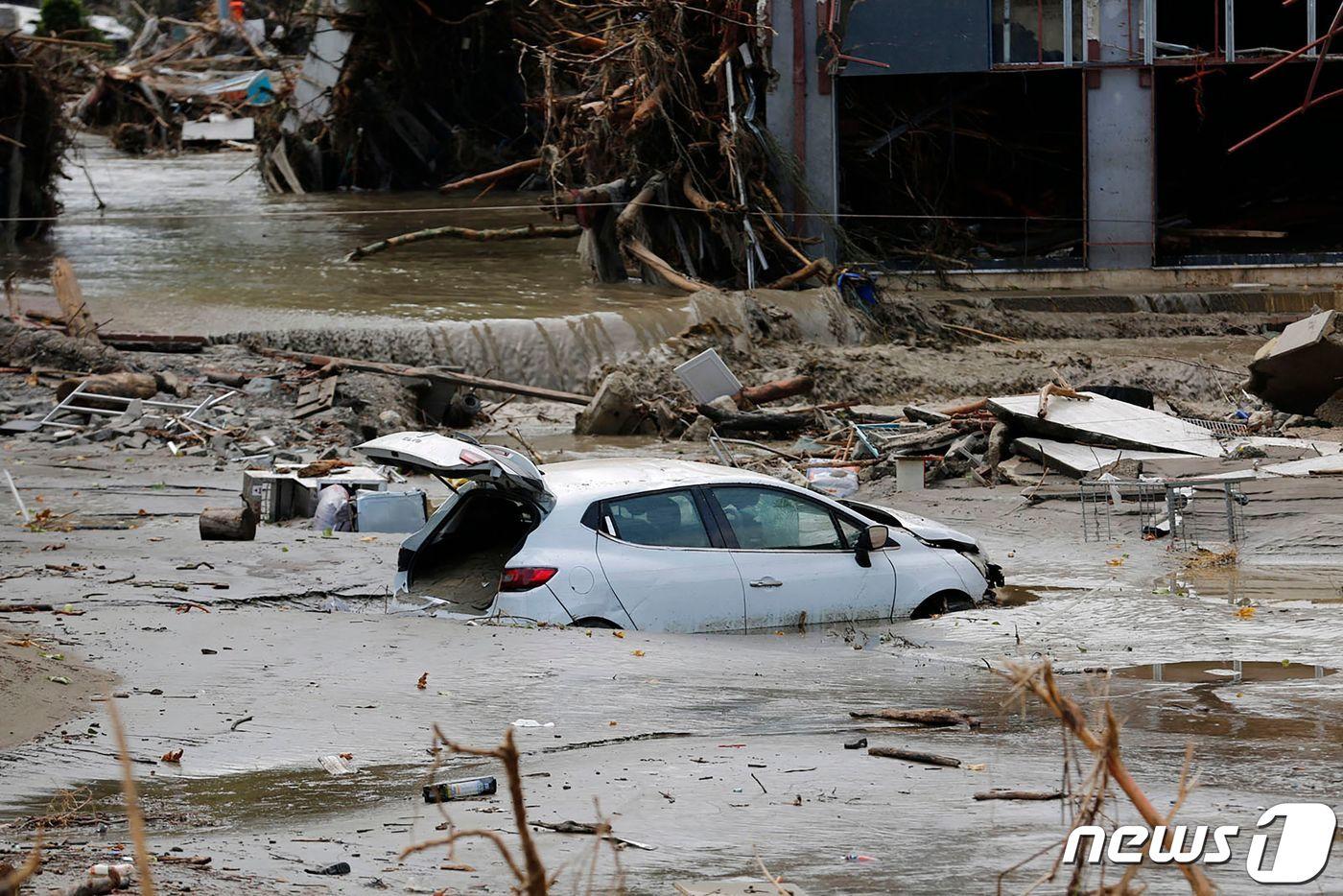 본문 이미지 - 12일 (현지시간) 폭우와 홍수가 휩쓸고 간 터키 카스타모누에서 물에 잠긴 차량의 모습이 보인다. ⓒ AFP=뉴스1 ⓒ News1 우동명 기자