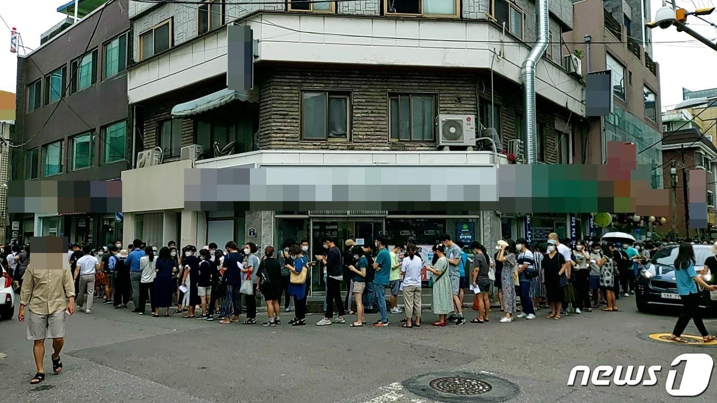 서울 영등포구 선유도역 머지포인트 운영사 머지플러스 본사 인근에 환불을 요구하는 가입자 수백여명이 대기줄을 형성하고 있다. 2021.8.13 ⓒ 뉴스1 김도엽 기자