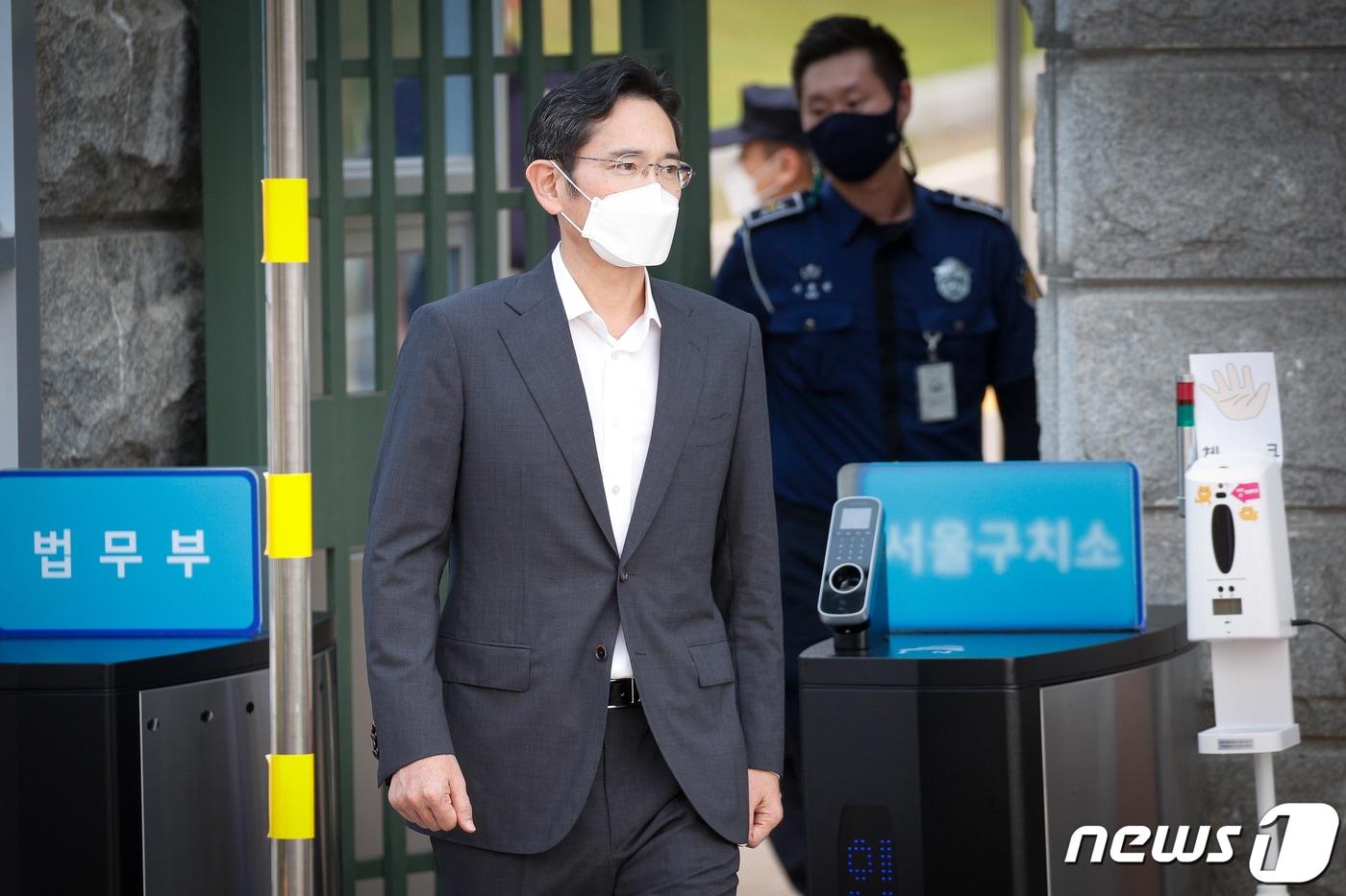광복절 가석방으로 풀려난 이재용 삼성전자 부회장이 지난 8월 13일 오전 경기 의왕 서울구치소에서 나와 이동하고 있다. 2021.8.13/뉴스1 ⓒ News1 안은나 기자