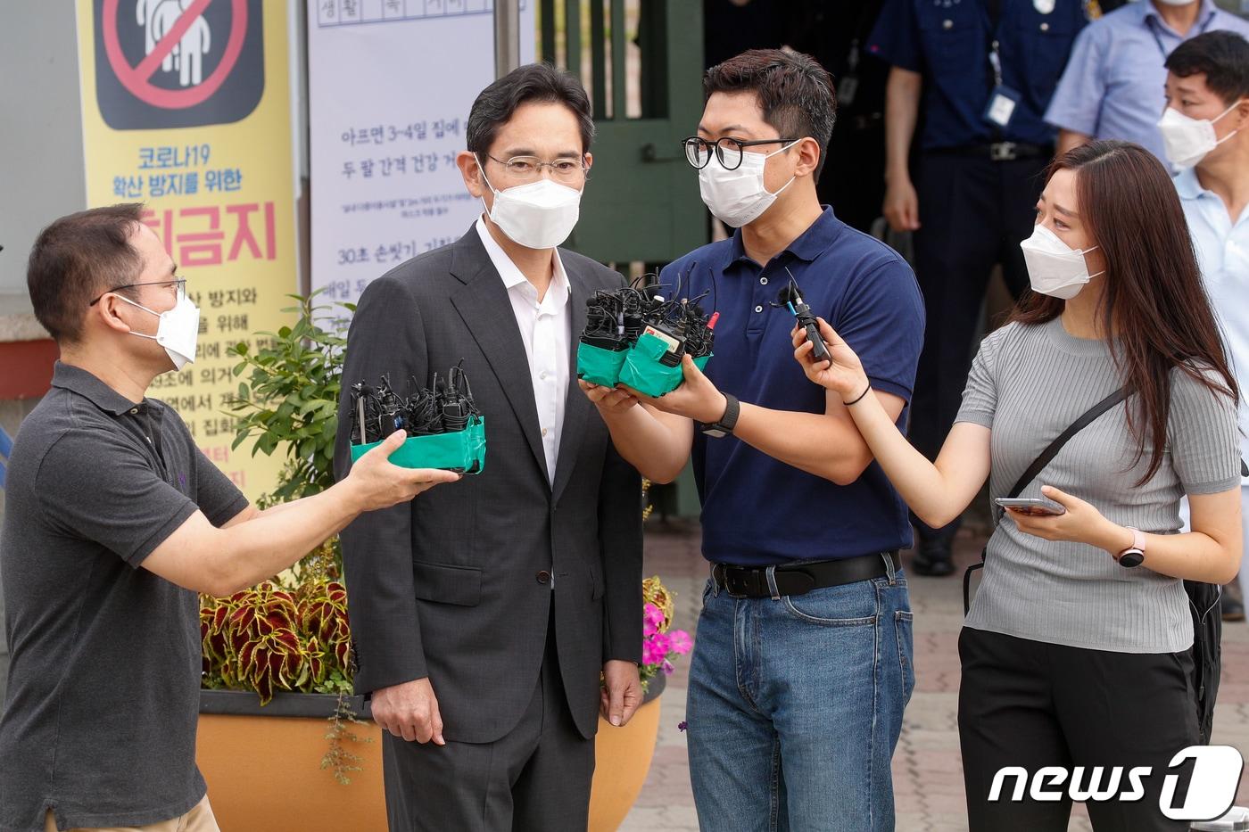 본문 이미지 - 광복절 가석방으로 풀려난 이재용 삼성전자 부회장이 13일 오전 경기 의왕 서울구치소에서 나와 이동하고 있다. 국정농단 사건으로 징역 2년 6개월을 선고 받고 재수감된 지 207일 만이다. 2021.8.13/뉴스1 ⓒ News1 안은나 기자