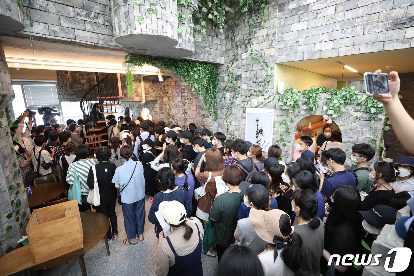 13일 서울 영등포구에 위치한 '머지포인트' 운영사 머지플러스 본사에서 포인트 환불을 요구하는 고객들이 줄을 서고 있다. 2021.8.13/뉴스1 ⓒ News1 성동훈 기자