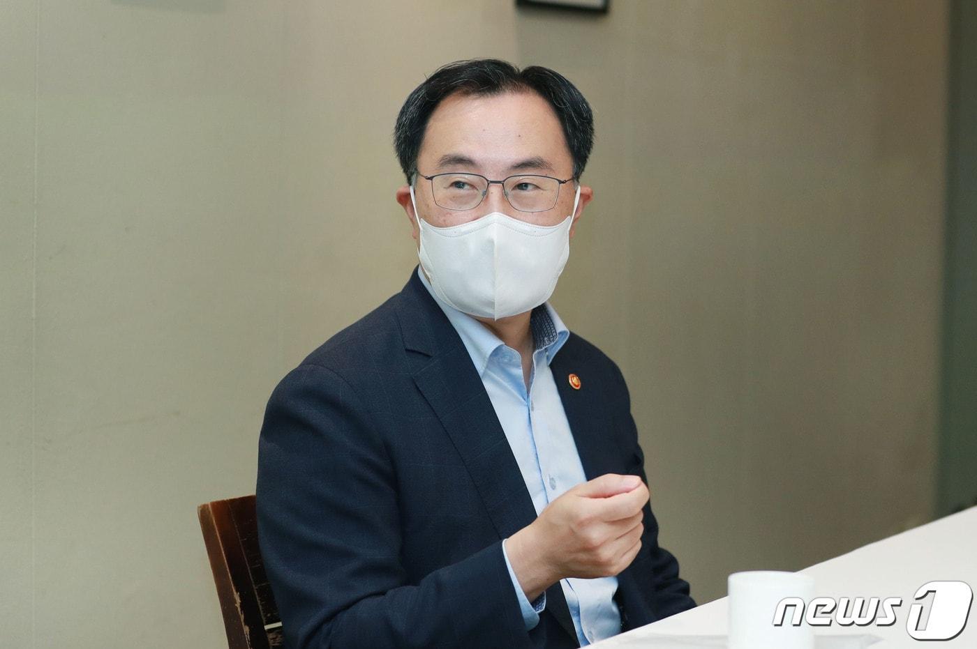 본문 이미지 - 문승욱 산업통상자원부 장관이 지난달 13일 오후 서울시청 인근 한식당에서 '무역 정책금융기관장 간담회'를 하고 있다. (산업통상자원부 제공) 2021.8.13/뉴스1
