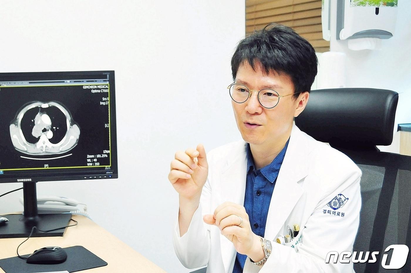 본문 이미지 - 이승현 경희대병원·후마니타스암병원 호흡기알레르기내과 교수가 폐암 치료계획에 대해 설명하고 있다.(경희대의료원 제공) ⓒ 뉴스1