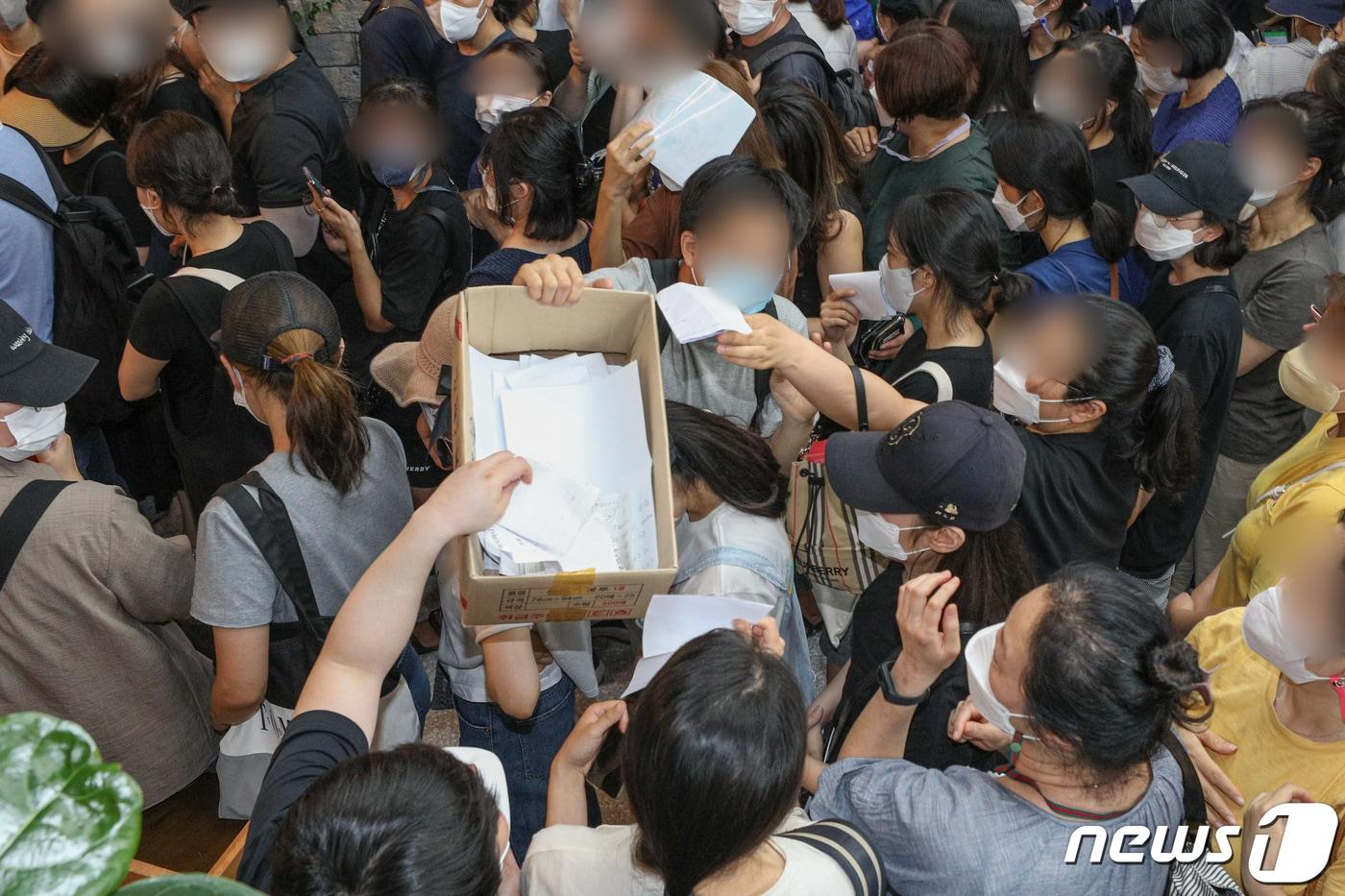본문 이미지 - 13일 서울 영등포구에 위치한 '머지포인트' 운영사 머지플러스 본사에서 관계자가 가입자들의 환불 신청서를 모으고 있다. 2021.8.13/뉴스1 ⓒ News1 성동훈 기자