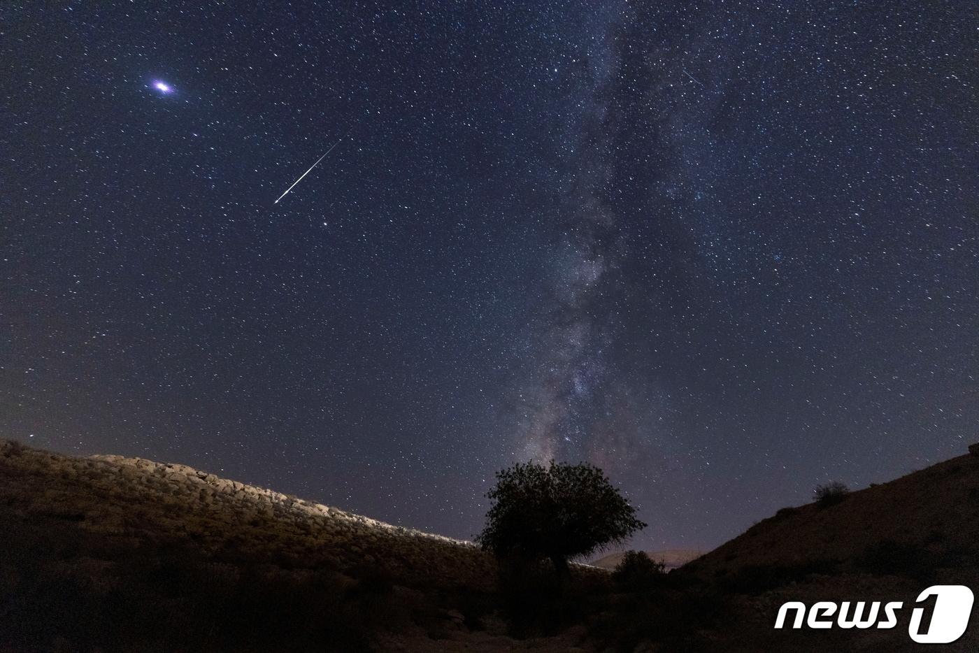 이스라엘 남부 네게브 사막에서 페르세우스 유성우가 쏟아자는 모습. 2021.08.13 ⓒ 로이터=뉴스1 ⓒ News1 서한샘 기자