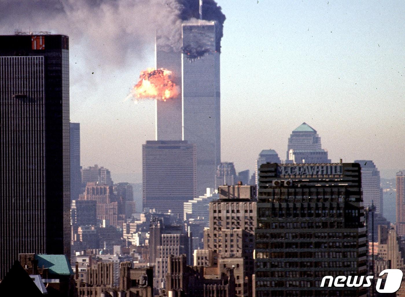 본문 이미지 - 2001년 9월 11일 미국 뉴욕 맨해튼 세계무역센터&#40;WTC&#41; 쌍둥이 빌딩에 민항기가 고의 추락하면서 연기와 불꽃이 분출하는 모습. 9·11 테러는 이슬람 국제테러조직 알카에다 소행으로 밝혀졌고, 미국은 알카에다 수장 오사마 빈 라덴에게 은신처를 제공한다는 명목으로 그해 10월 탈레반이 집권하던 아프가니스탄을 침공했다. ⓒ AFP=뉴스1 ⓒ News1 최서윤 기자