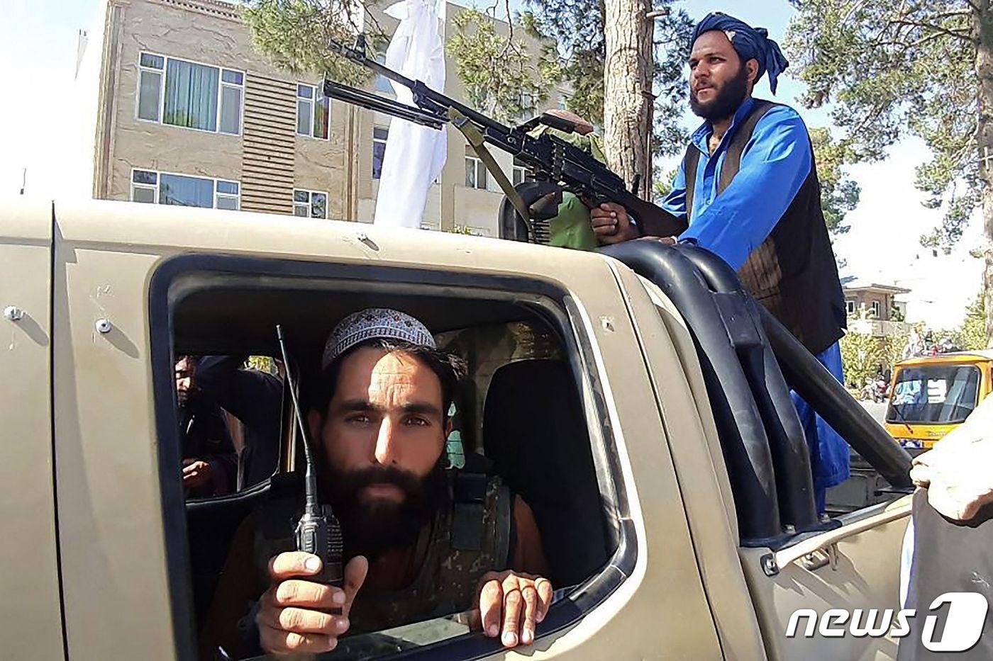 아프가니스탄 무장조직 탈레반 전사들이 2021년 8월 13일(현지시간) 헤라트에 진입한 모습. ⓒ AFP=뉴스1 ⓒ News1 최서윤 기자