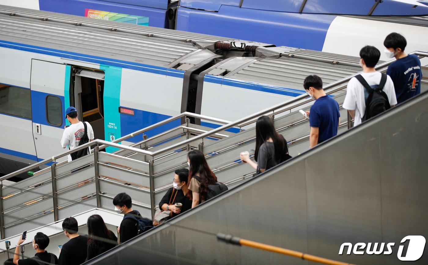 본문 이미지 - 사진은 서울역에서 여행객들이 열차를 타기 위해 이동하고 있는 모습. 2021.8.14 ⓒ 뉴스1 안은나 기자