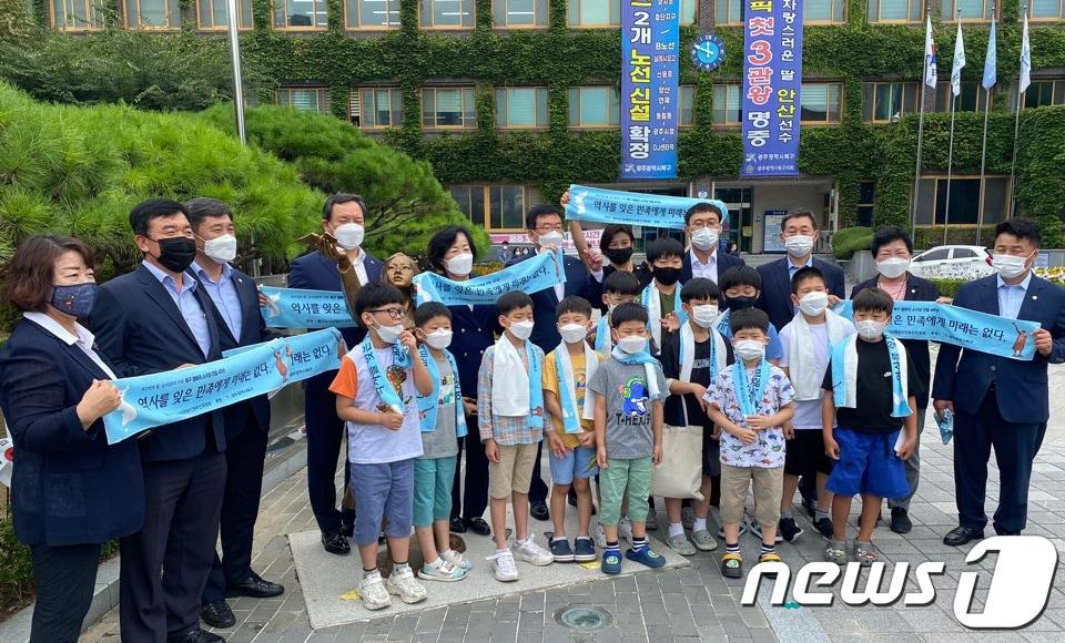 본문 이미지 - 13일 오후 광주 북구청 앞에 설치된 '북구 평화의 소녀상' 앞에서 '역사를 잊은 민족에게 미래는 없다'를 주제로 '북구 소녀상 4주기 기억콘서트'가 열리고 있다.(북구소녀상평화인권추진위 제공)2021.8.14/뉴스1 ⓒ News1