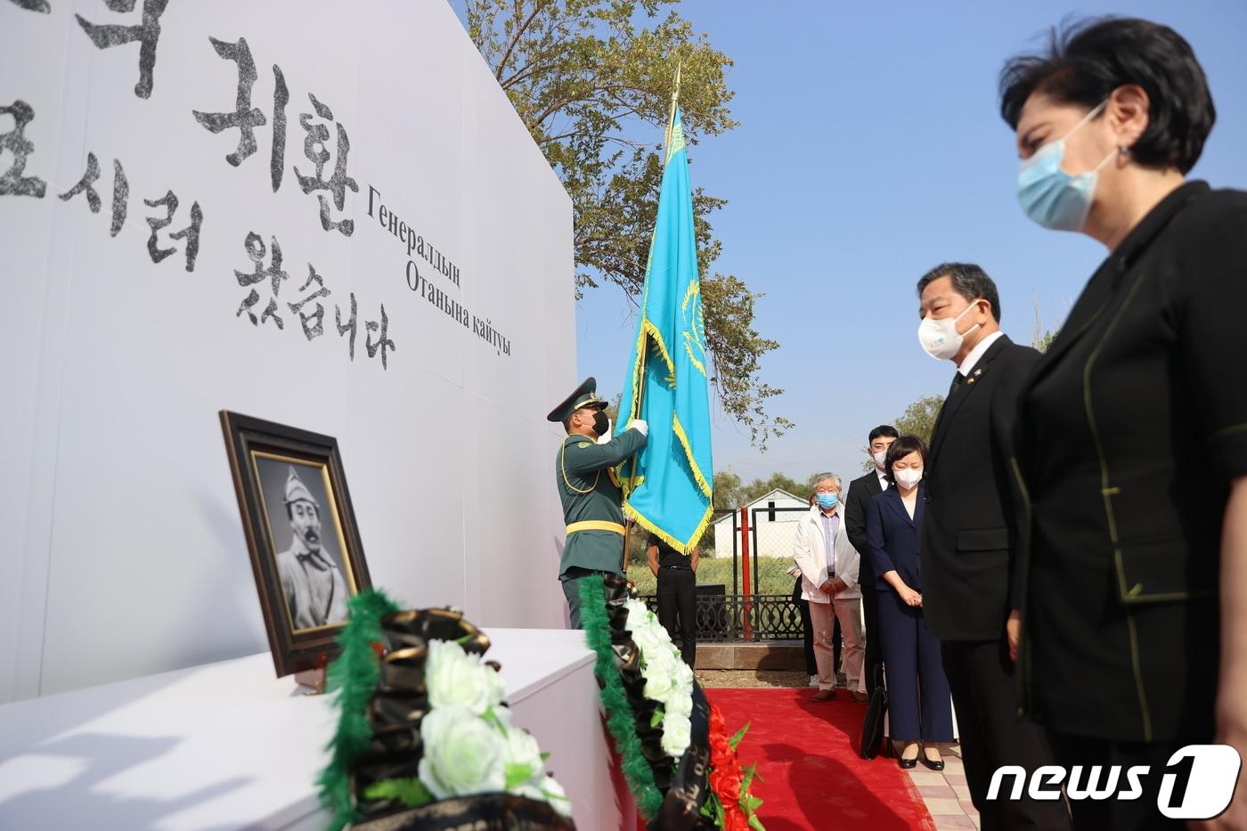 홍범도 장군 유해봉환 대통령 특사단장인 황기철 국가보훈처장(오른쪽에서 두 번째)이 14일(현지시간) 카자흐스탄 크즐오르다 소재 홍 장군 묘역에서 열린 추모식에 참석, 묘역에 헌화하고 있다. (국가보훈처 제공) ⓒ 뉴스1