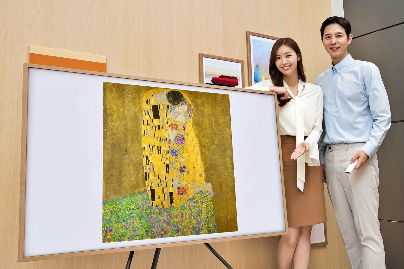 삼성전자 모델이 라이프스타일 TV '더 프레임' 75형 제품을 통해 오스트리아 벨베데레 미술관 대표작인 구스타프 클림트의 '키스(The Kiss)'를 소개하고 있다(삼성전자 제공). ⓒ 뉴스1