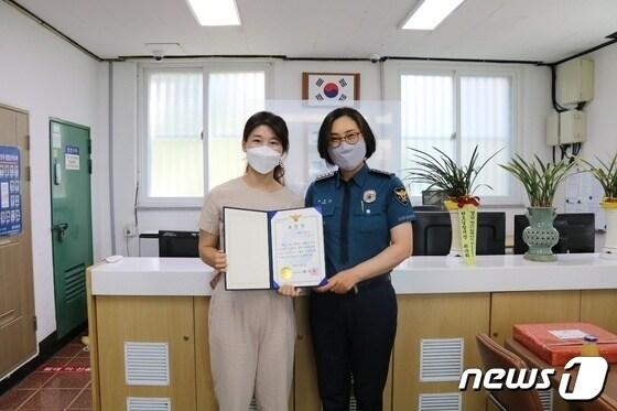 본문 이미지 - 지난 6일 최숙희 전남 완도경찰서장이 물에 빠진 어린이 2명을 구조한 이한나씨에게 표창장을 전달하고 있다.(완도경찰 제공)2021.8.10/뉴스1 ⓒ 뉴스1