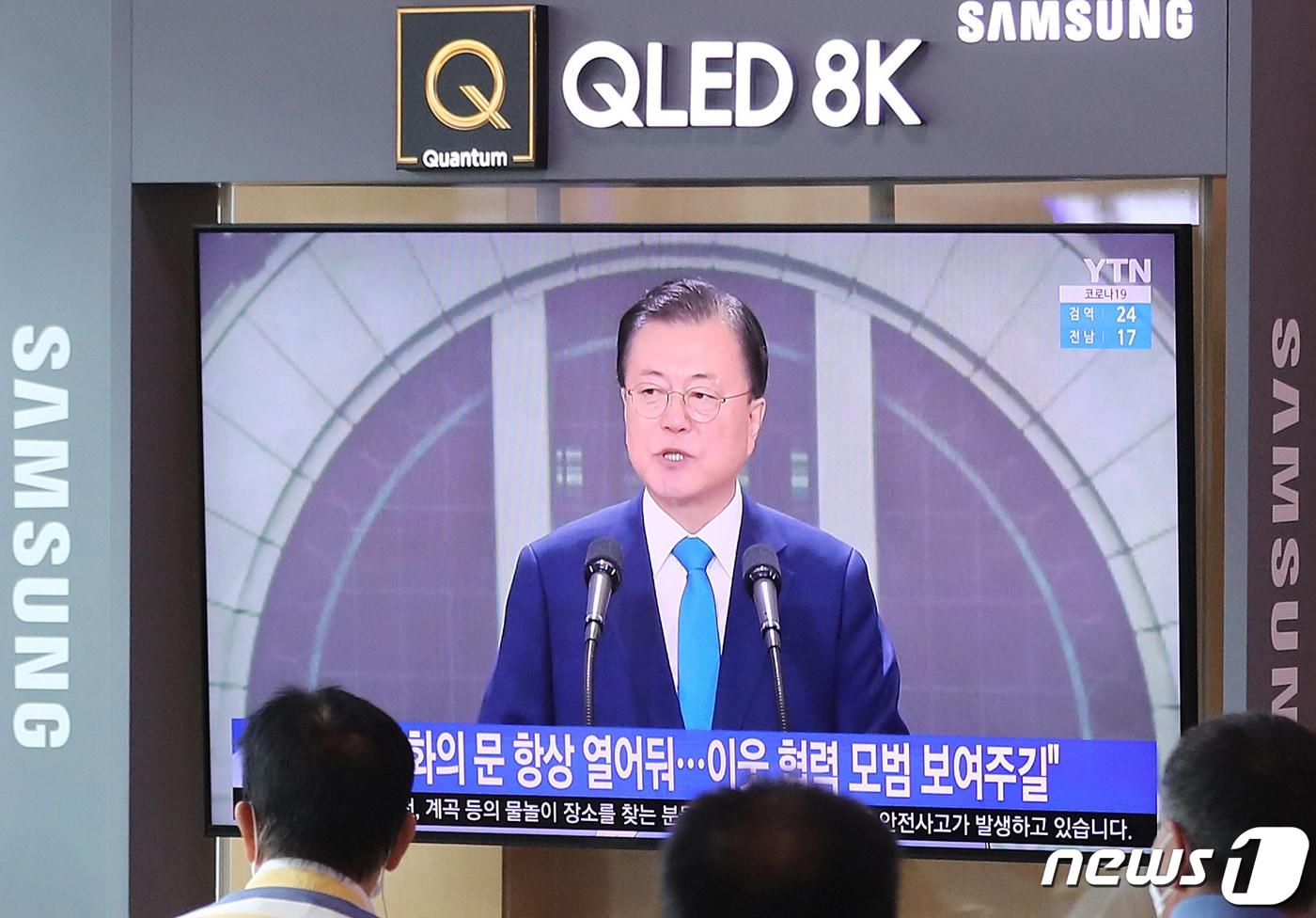 본문 이미지 - 15일 서울역에서 시민들이 문재인 대통령의 제76주년 광복절 경축사 방송을 대형TV를 통해 시청하고 있다. 2021.8.15/뉴스1 ⓒ News1 이성철 기자