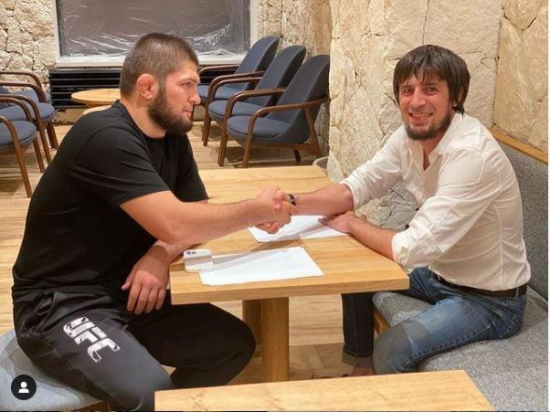 본문 이미지 - 하빕 누르마고메도프(왼쪽)가 러시아 3부리그 축구 팀과 깜짝 계약을 맺었다. (레지옹 디나모 SNS 캡처) ⓒ 뉴스1