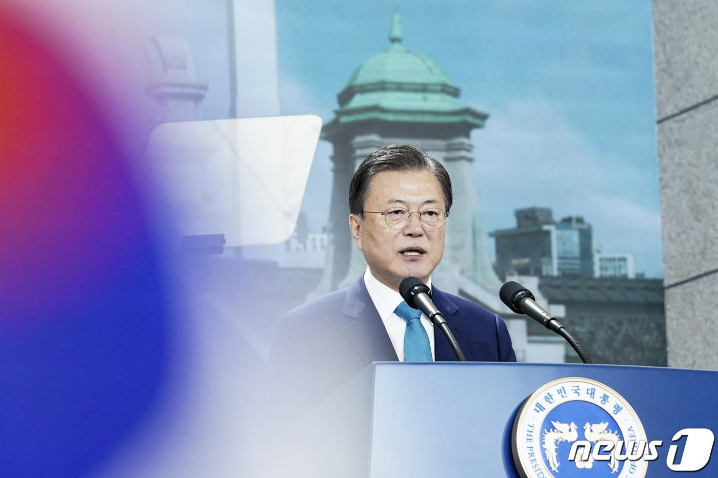 문재인 대통령이 15일 서울 중구 문화역서울284에서 열린 제76주년 광복절 경축식에서 경축사를 하고 있다. 2021.8.15/뉴스1 ⓒ News1 이광호 기자