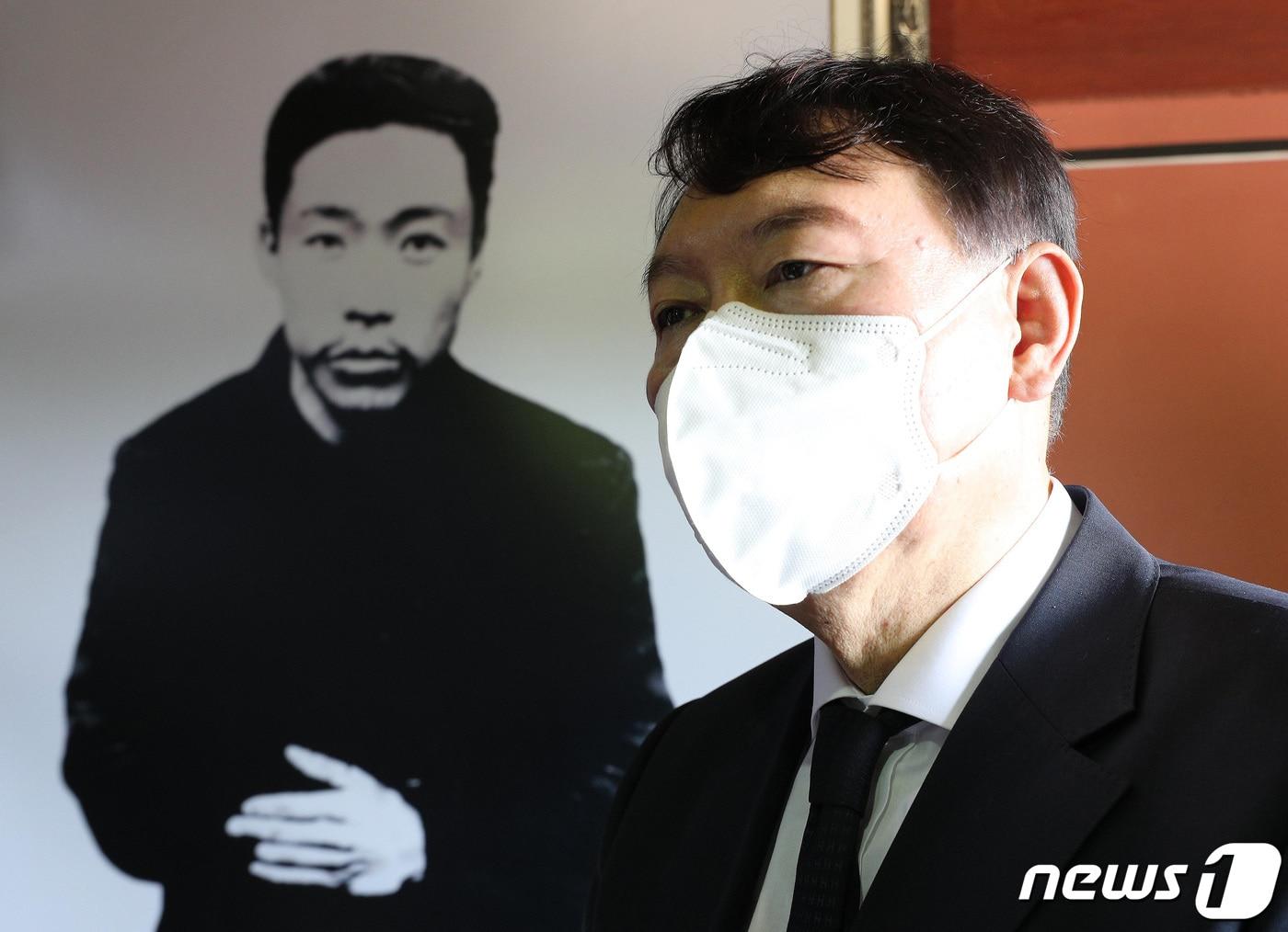 본문 이미지 - 국민의힘 대권주자인 윤석열 전 검찰총장이 광복절인 15일 오전 서울 용산구 효창공원 내 독립운동가 7위 영정을 모신 의열사를 찾아 예를 올린 뒤 이종래 효창원7위선열기념사업회 회장으로부터 안중근 의사에 대한 설명을 듣고 있다. 2021.8.15/뉴스1 ⓒ News1 국회사진취재단
