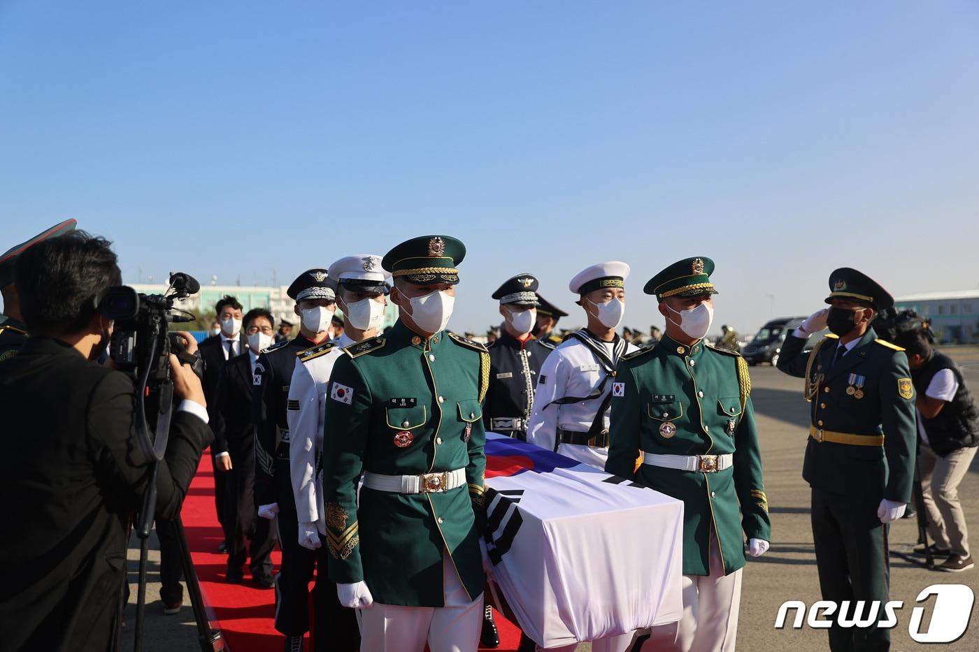 홍범도 장군 유해가 15일 한국으로 봉환되기 위해 카자흐스탄 크즐오르다 공항에서 국군의장대에 의해 특별수송기(KC-330)에 모셔지고 있다. 홍 장군의 유해와 특사단 일행을 태운 특별기는 크즐오르다 시내 상공을 3회 선회한 후, 78년간 머물던 카자흐스탄을 떠났다. (국가보훈처 제공) 2021.8.15/뉴스1