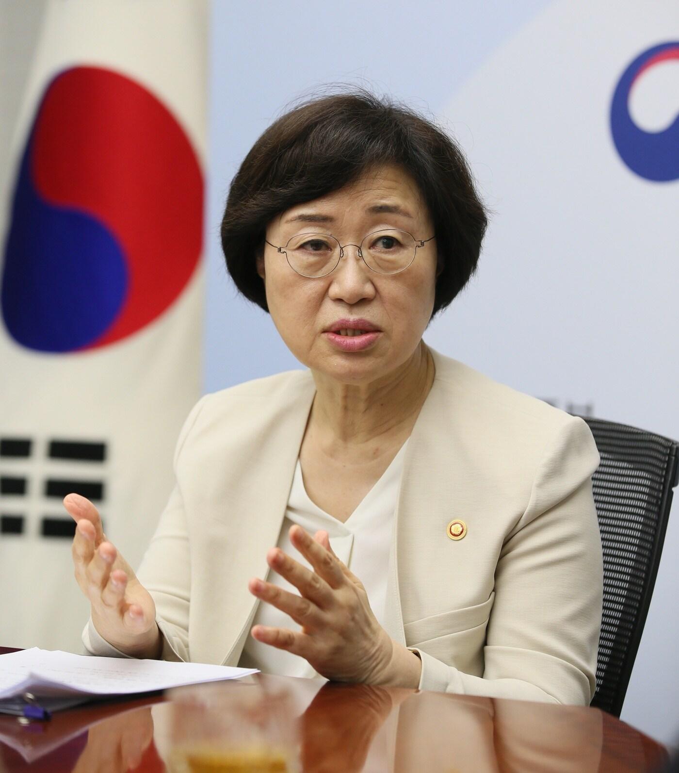 본문 이미지 - 정영애 여성가족부 장관이 11일 정부서울청사에서 뉴스1과 인터뷰하고 있다(여가부 제공).ⓒ 뉴스1