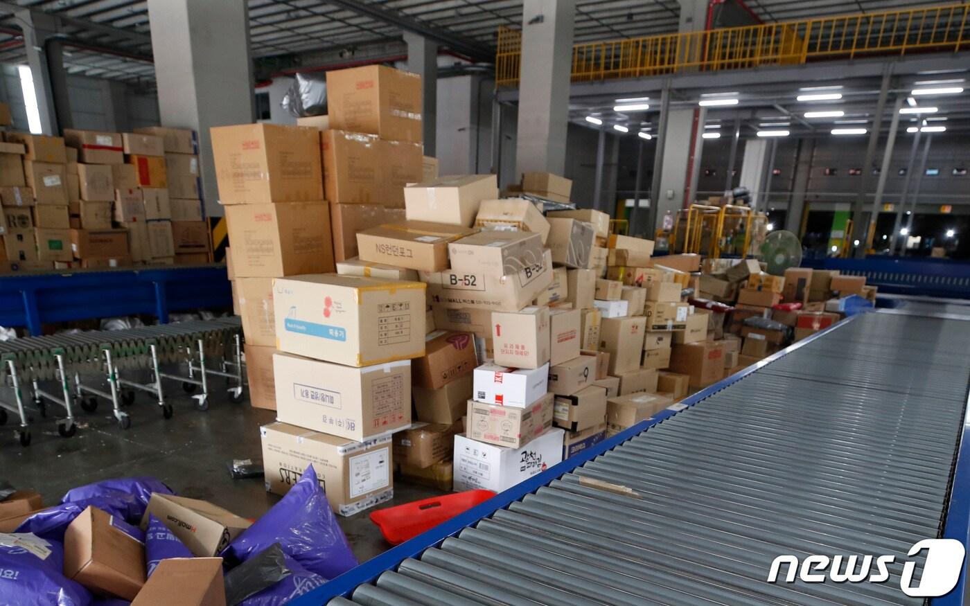 본문 이미지 - 서울시내 한 택배 물류센터에서 컨베이어벨트가 멈춘 채 택배가 보관된 모습. 뉴스1 DB ⓒ News1 권현진 기자