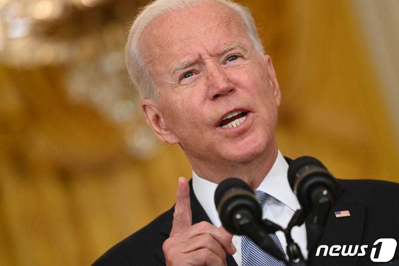 조 바이든 미국 대통령이 16일(현지시간) 워싱턴 백악관에서 아프가니스탄 정부 붕괴 사태와 관련해 대국민 연설을 갖고 미군 철수 결정을 후회하지 않는다며 국익이 없는 곳에 머물며 싸우는 과거의 실수를 반복하지 않겠다고 밝히고 있다. ⓒ AFP=뉴스1 ⓒ AFP=뉴스1 ⓒ News1 이동원 기자