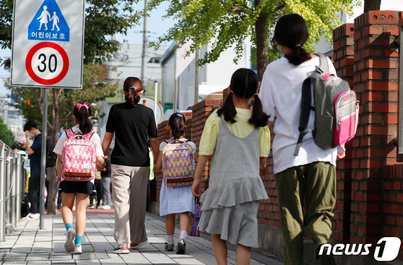 본문 이미지 - 서울 한 초등학교 1학년과 2학년 학생들이 지난 17일 2학기 첫 등교를 하고 있다. /뉴스1 ⓒ News1 사진공동취재단