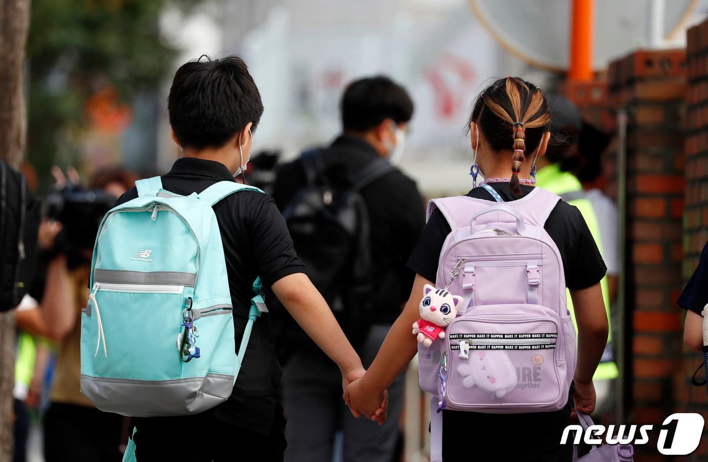 본문 이미지 - 서울 강서구 한 초등학교에서 학생들이 손을 잡고 등교하고 있다. 2021.8.17/뉴스1 ⓒ News1 사진공동취재단