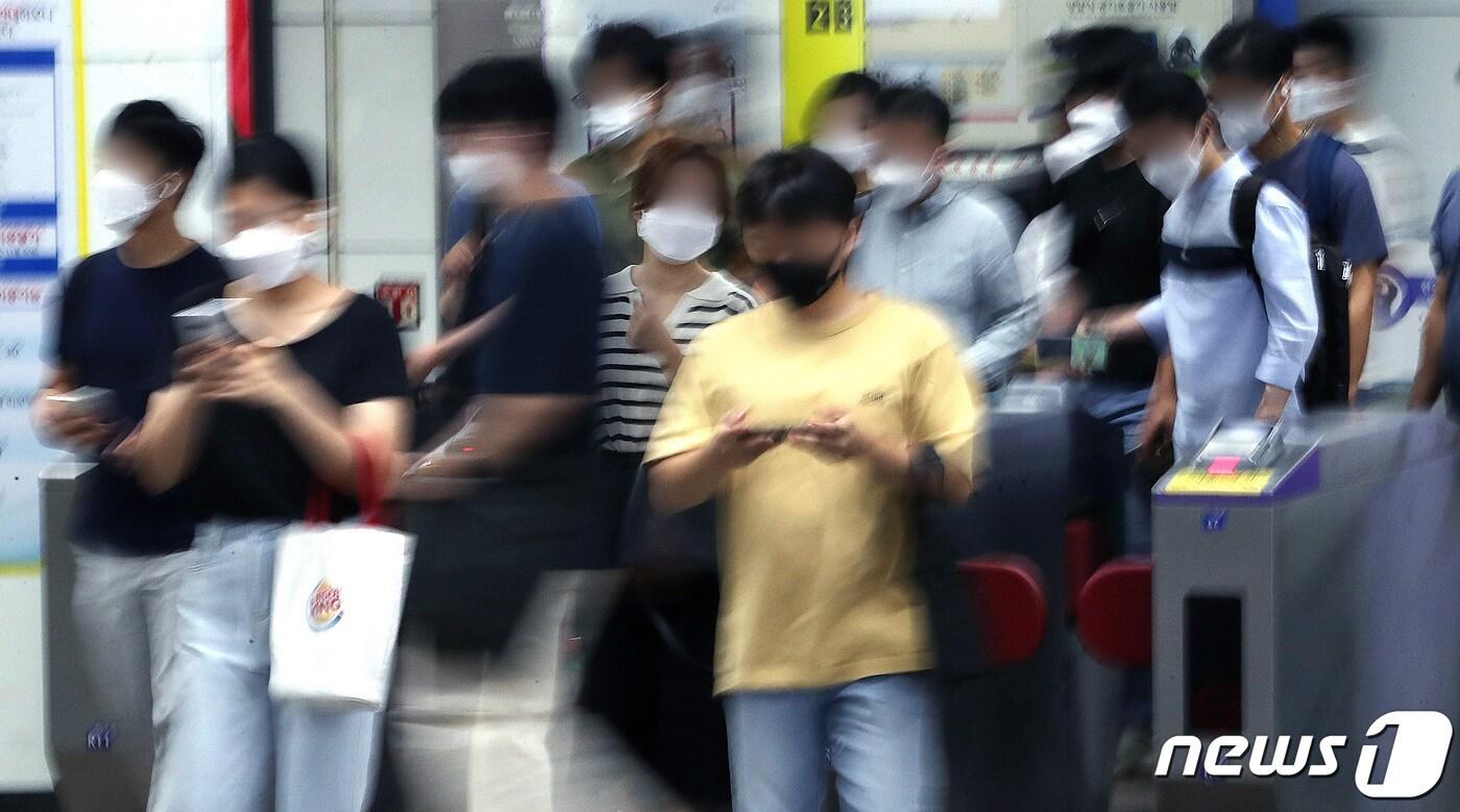 본문 이미지 - 지하철역 개찰구(자료사진) 2021.8.17/뉴스1 ⓒ News1 이동해 기자