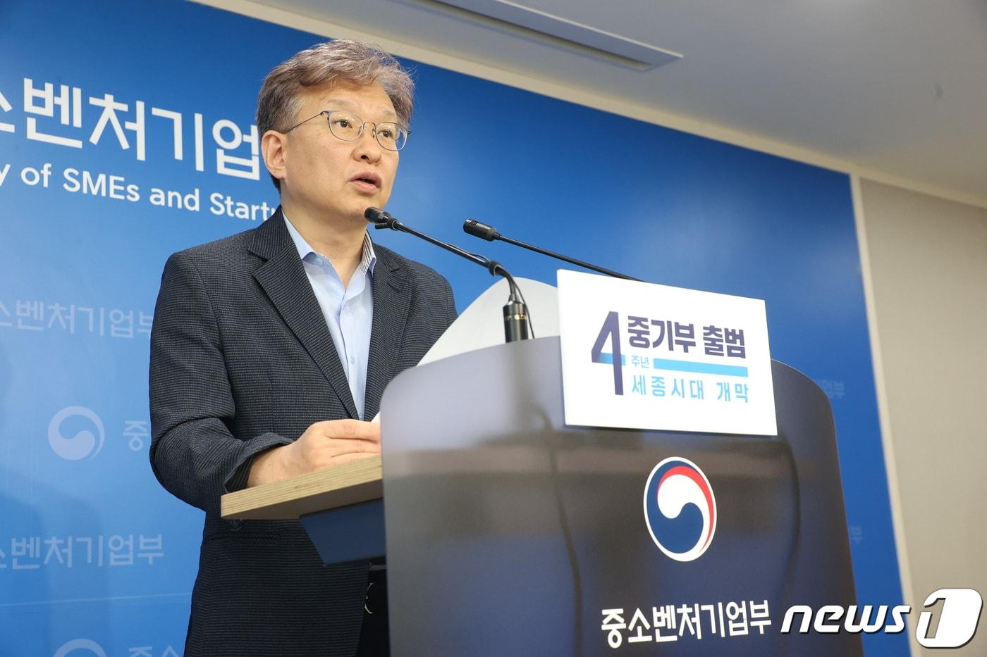 정부가 17일 신종 코로나 바이러스 감염증(코로나19) 사태로 매출이 감소한 소상공인과 사업체에 '희망회복자금' 지급을 시작했다. 권칠승 중소벤처기업부 장관은 이날 오전 중기부 세종청사에서 열린 브리핑에서 "이번 희망회복자금이 코로나19 위기를 극복하는 계기가 되기를 바란다"고 말했다. (중소벤처기업부 제공) ⓒ 뉴스1