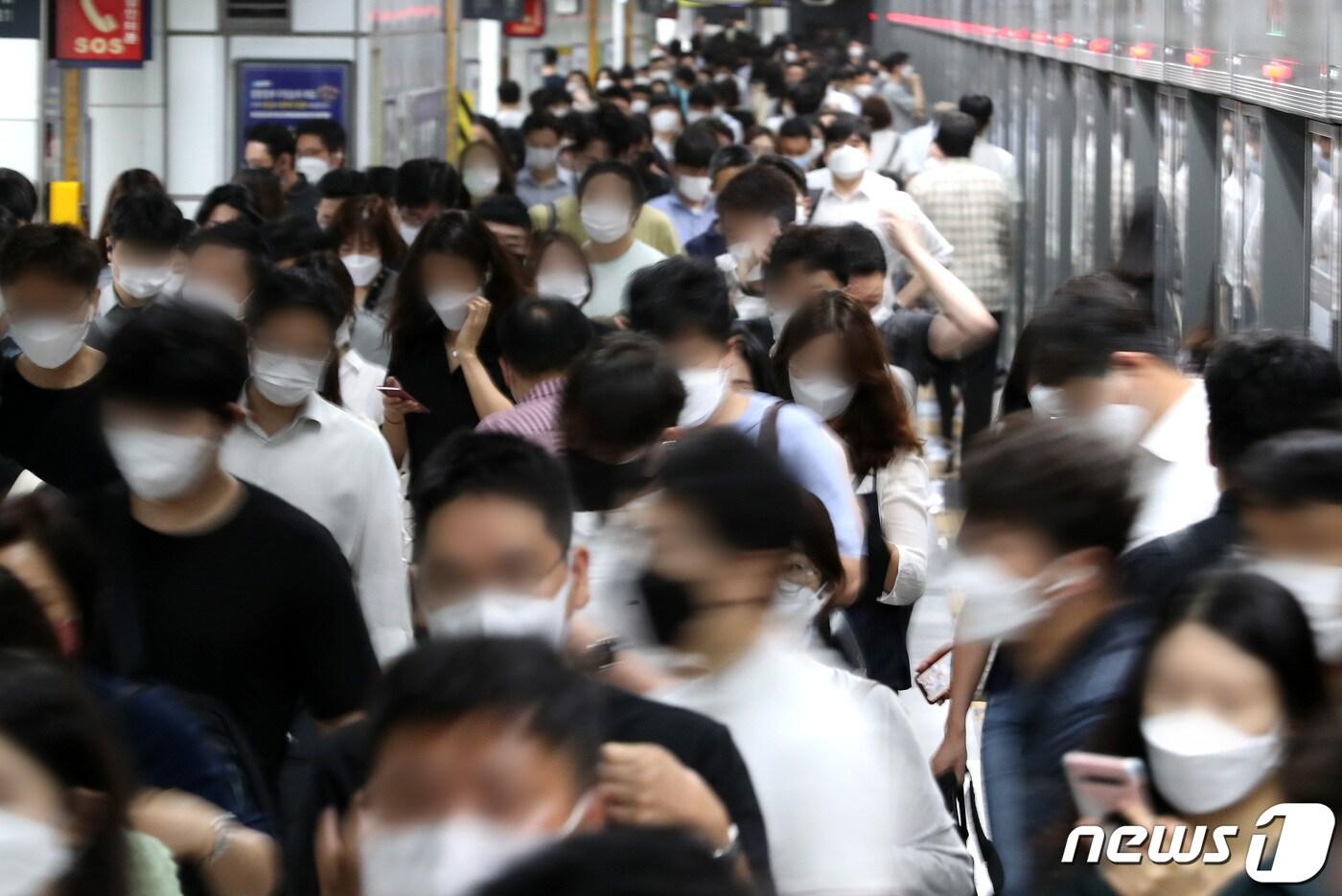 본문 이미지 - 8월17일 오전 서울 광화문역에서 마스크를 착용한 시민들이 출근길 발걸음을 재촉하고 있다. 2021.8.27/뉴스1 ⓒ News1 이동해 기자